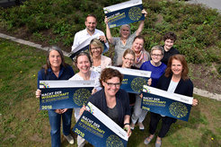 Stellvertretend für alle Partnerinstitutionen freuen sich: Thomas Ehlert (KielRegion GmbH), Dr. Inge Schröder (Muthesius Transferpark), Kerstin Dronske (Landeshauptstadt Kiel), Heidrun Petersen (IPN), Dr. Sabrina Koehler (Kiel Evolution Center), Julia Gleser (FH Kiel), Marion Krüger (UKSH Gesundheitsforum), Linda Piálek (CAU), Julia Krieger (CAU), Friederike Balzereit (Exzellenzcluster Future Ocean), und Janet Sönnichsen (KielRegion GmbH), (von hinten nach vorne, von links nach rechts)