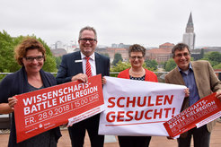 Janet Sönnichsen (KielRegion GmbH), Ralf Reikat (Förde Sparkasse), Renate Treutel (Landeshauptstadt Kiel) und Klaus Lebert (Fachhochschule Kiel) suchen die schlausten Schülerinnen und Schüler aus der KielRegion.