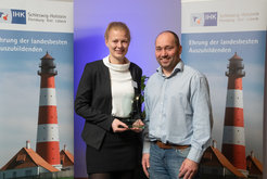 Christina Nimke (li) zusammen mit Sven Künzel, einem Vertreter des Auszubildenden-Teams am MPI, bei der Preisverleihung der Landesbesten Auszubildenden.