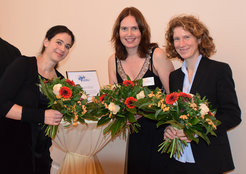 Dr. Miriam Liedvogel (MPI; re), Dr. Sandra Bouwhuis (Institut für Vogelforschung in Wilhelmshaven; Mitte) und Dr. Britta Meyer (MPI, li) freuen sich über den Dritten Platz beim Norddeutschen Wissenschaftspreis.