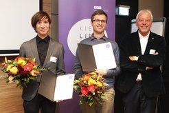 Lukas Pfeifer (left) and Michael Raatz (center), here with KLS speaker Prof. Thomas Bosch, were honored as the best young researchers in the life sciences focus at CAU.