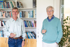 Professor Paul B. Rainey (li.), Geschäftsführender Direktor des Max-Planck-Instituts für Evolutionsbiologie, verabschiedet Prof. Diethard Tautz, Direktor der Abteilung für Evolutionsgenetik, in den wohlverdienten Ruhestand.