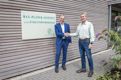 Freuen sich auf die zukünftige Zusammenarbeit: Guido Wendt (li.), Staatssekretär im Ministerium für Allgemeine und Berufliche Bildung, Wissenschaft, Forschung und Kultur des Landes Schleswig-Holstein, und Prof. Paul B. Rainey (re.), geschäftsführender Direktor am Max-Planck-Institut für Evolutionsbiologie in Plön.