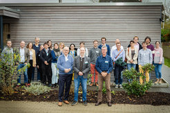 Looking forward to closer cooperation in the future and to repeating this successful symposium: Professor John Baines (front centre), Professor of Evolutionary Medicine at Kiel University and Research Group Leader at the MPI, Paul B. Rainey (front right), Managing Director and Director of the Department of Microbial Population Biology at the MPI in Plön, Prof. Joachim Thiery (front left), Dean of the Faculty of Medicine at Kiel University and Head of Research and Teaching at the UKSH on the Kiel Campus, and the participants of the first "Fostering Interdisciplinary Exchange Symposium in Evolutionary Medicine". Joachim Thiery (front left), Dean of the Faculty of Medicine at Kiel University and Head of Research and Teaching at the UKSH on the Kiel campus and the participants of the first "Fostering Interdisciplinary Exchange Symposium in Evolutionary Medicine" in Plön.
