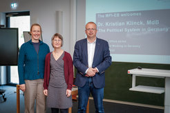 Freuten sich gemeinsam über den Besuch im Rahmen einer Veranstaltung des Welcome Office: Dr. Kristian Klinck, Mitglied des Deutschen Bundestages und des Kuratoriums des Max-Planck-Instituts für Evolutionsbiologie in Plön, (rechts) gemeinsam mit Angela Donner, Welcome Office, (Mitte) und Dr. Andrea Saage, Referentin des geschäftsführenden Direktors am MPI, (links).