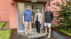 Professor Dr. Arne Traulsen (links) übernimmt für die kommenden drei Jahre das Amt des geschäftsführenden Direktors des Max-Planck-Instituts für Evolutionsbiologie in Plön. Gemeinsam als Kollegium mit ihm im Bild sind Verwaltungsleiterin Isabel Palmtag und Prof. Dr. Paul B. Rainey, der das Amt an Traulsen übergibt.