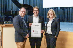 Freuen sich auf die zukünftig noch engere Zusammenarbeit: (v.l.) Thure Koll, Bürgervorsteher der Stadt Plön, Prof. Dr. Arne Traulsen, Geschäftsführender Direktor des MPI für Evolutionsbiologie und Mia Radünzel-Schneider, Bürgermeisterin der Stadt Plön.