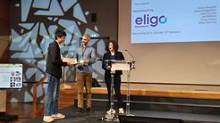 Yansong Zhao (left) receives one of four Poster Prizes at the EMBO Workshop “The Immune System of Bacteria” in Paris.